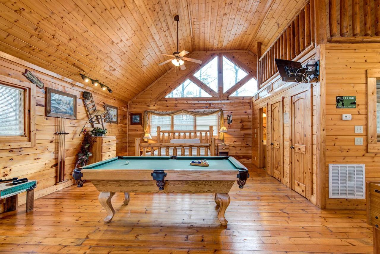 Secret Romance, 2 Bedrooms, Sleeps 8, Pool Table, Hot Tub, Arcade Gatlinburg Exterior foto